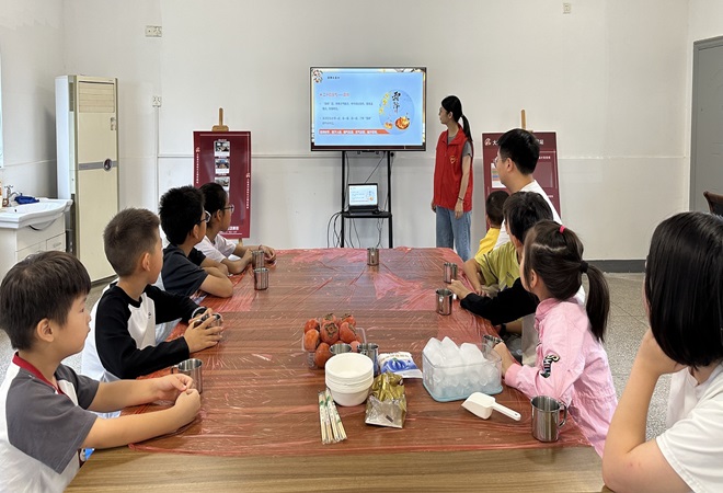 1761293067519087.jpg 【震泽镇】大船港村:柿叶翻红霜景秋,童心巧手探自然.jpg