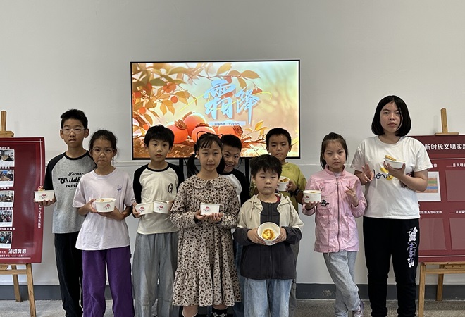 1761293077549716.jpg 【震泽镇】大船港村:柿叶翻红霜景秋,童心巧手探自然2.jpg