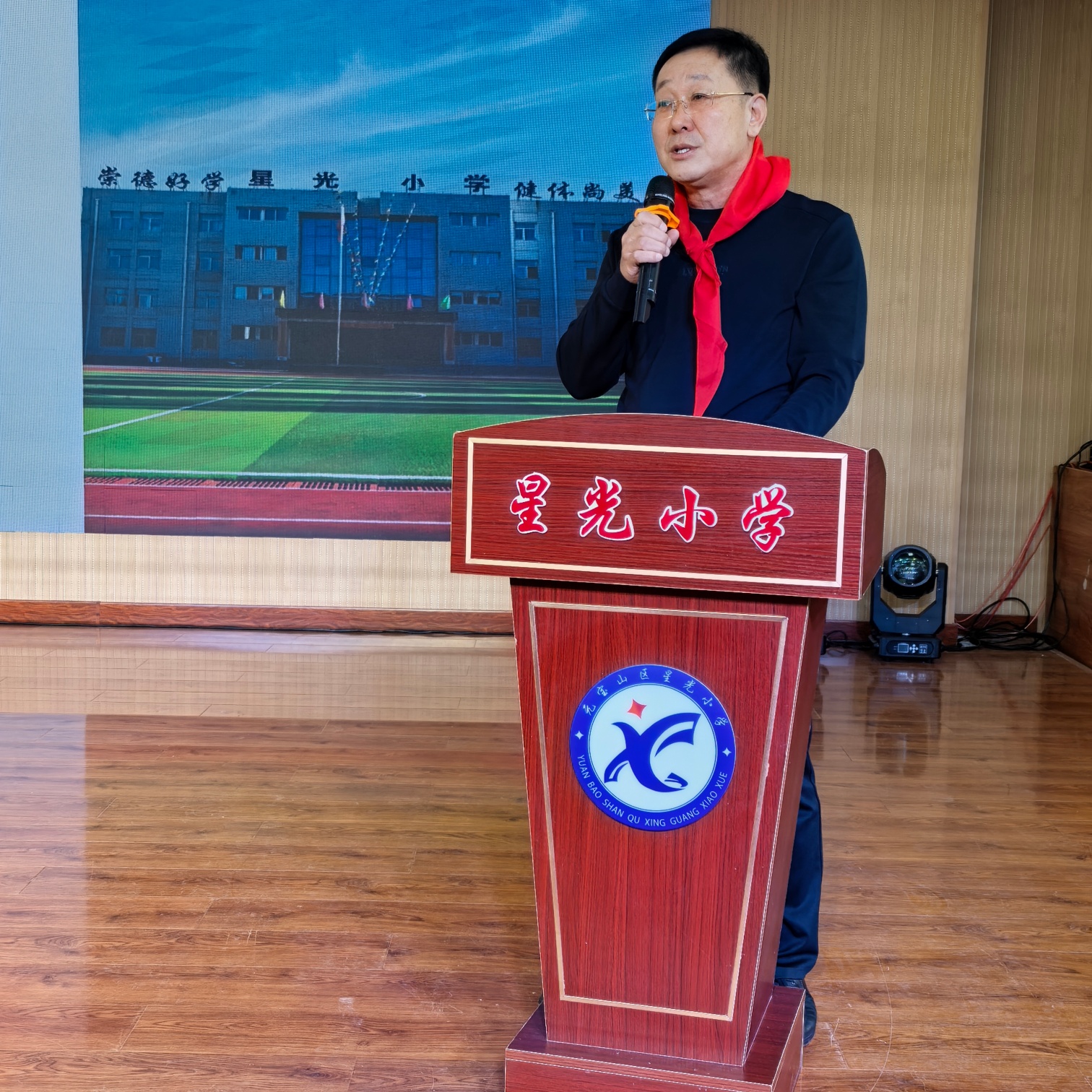 1761295196976830.jpg 星光小学“凝聚合力 共育未来”家校社协同育人推进暨家长委员会聘任仪式照片4_副本.jpg