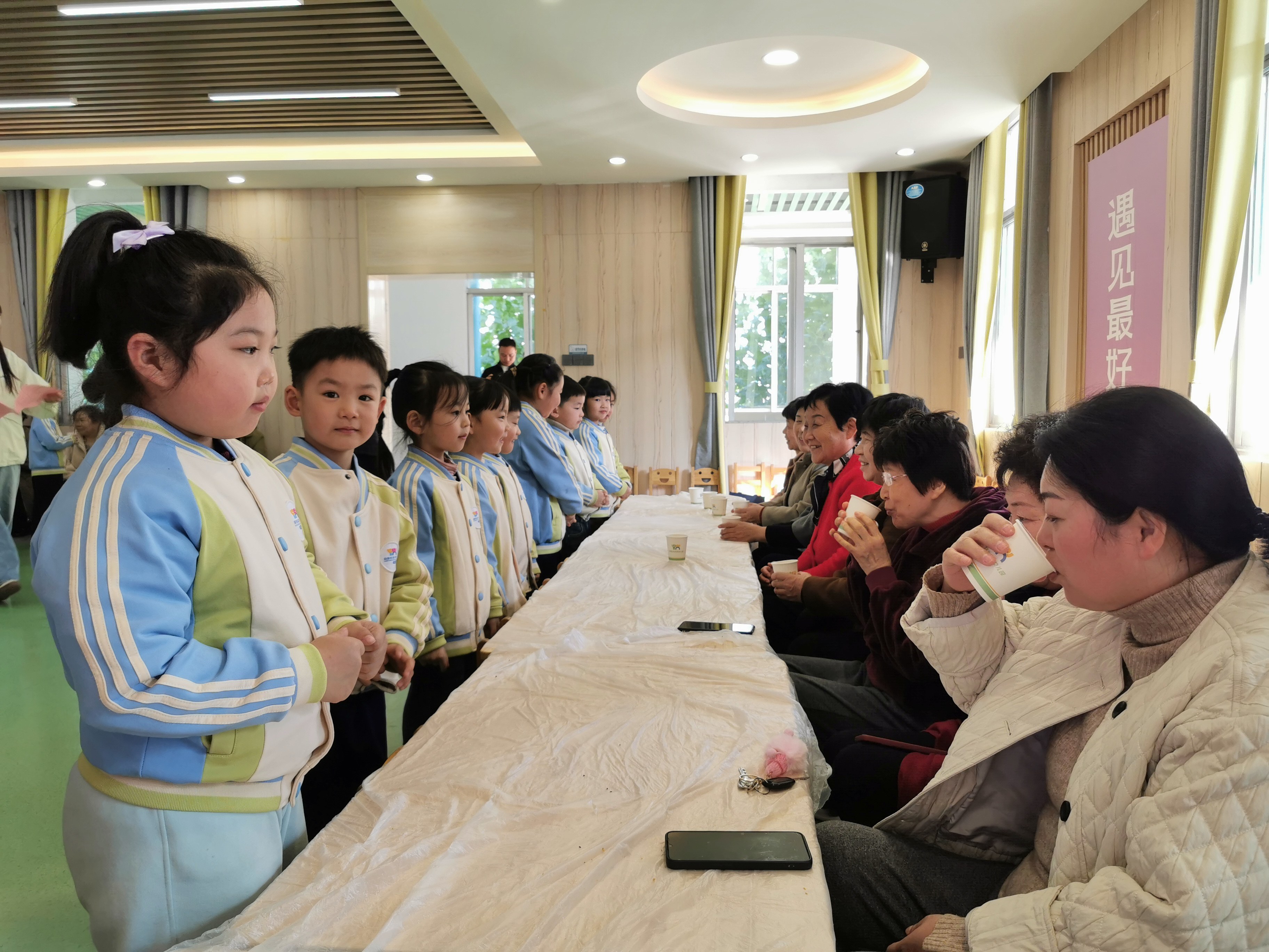 1761295745208504.jpg 安徽省阜阳市阜南县关工委:“金秋敬老行·孝爱代代传”系列活动走进育新幼儿园5.jpg