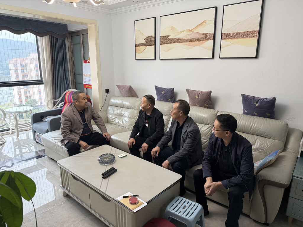 1761304767659633.jpg 2025.10.22郑主任慰问南广镇“五老”人员于朝堂(常务副主任)(小).jpg