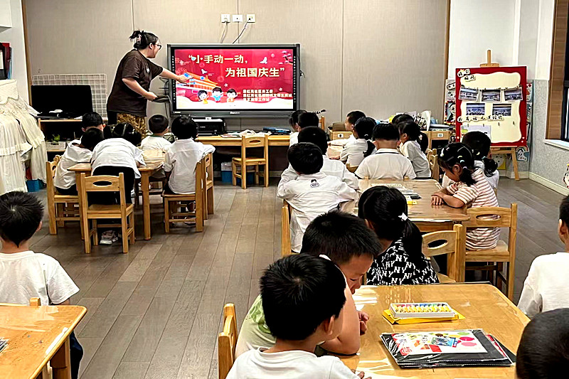 1761350803630995.jpg 江苏省南京市秦淮区秦虹街道集虹苑社区关工委开展幼儿手工活动(1).jpg