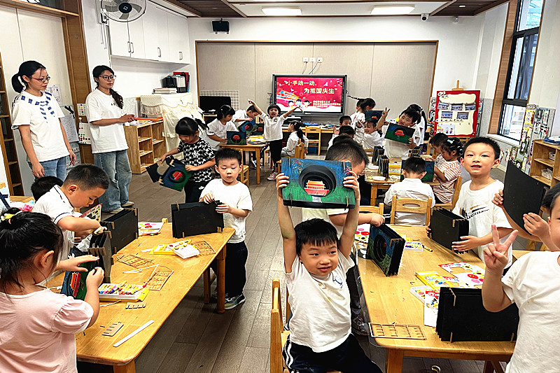 1761350812434251.jpg 江苏省南京市秦淮区秦虹街道集虹苑社区关工委开展幼儿手工活动(2).jpg