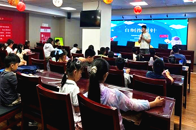 1761351843745444.jpg 江苏省南京市建邺区莫愁湖街道凤栖苑社区关工委开展“手工制作指南针”主题科普活动(1).jpg