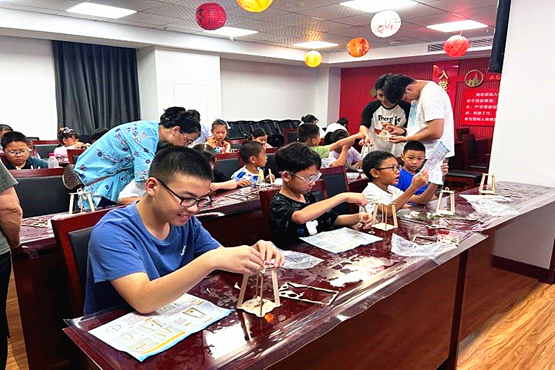 1761351852641355.jpg 江苏省南京市建邺区莫愁湖街道凤栖苑社区关工委开展“手工制作指南针”主题科普活动(2).jpg