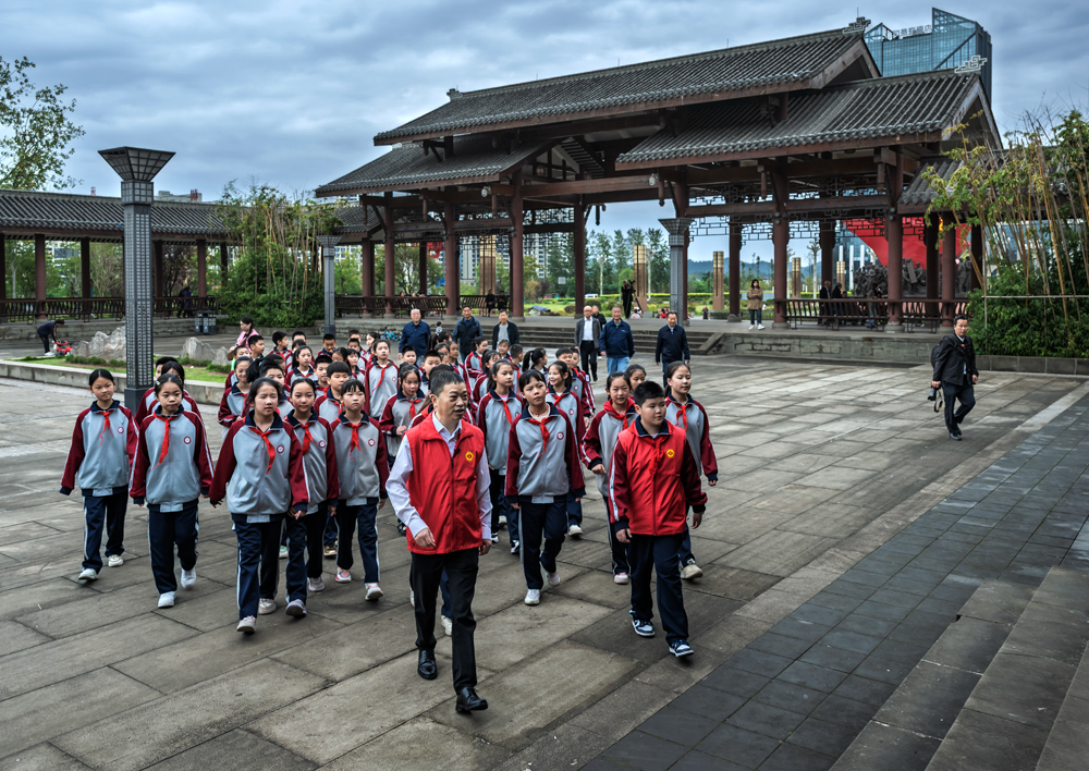 1761386968438989.jpg 师生走向百岁红军王定国专题展室.jpg