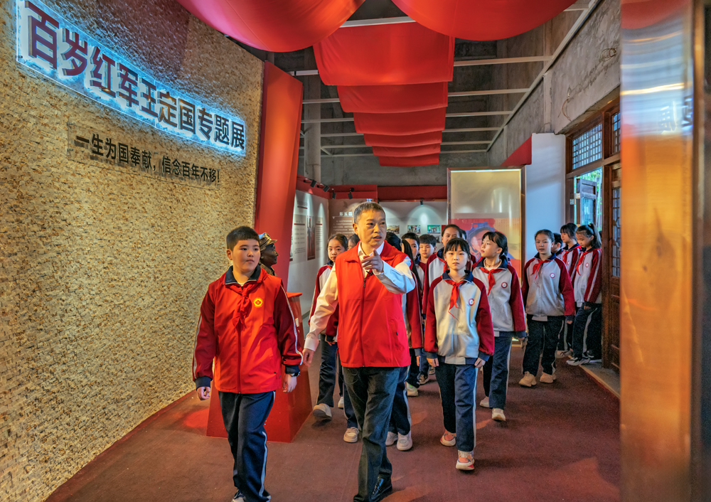 1761386995369059.jpg 主讲人讲述百岁红军王定国的事迹.jpg