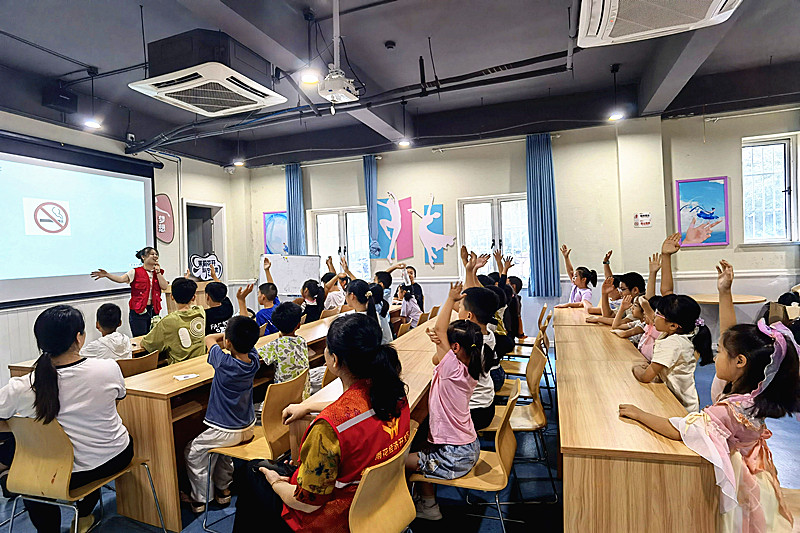 1761440030509649.jpg 江苏省南京市雨花台区开发区南奥新居社区关工委:点亮安全灯,熟记交通规(1).jpg