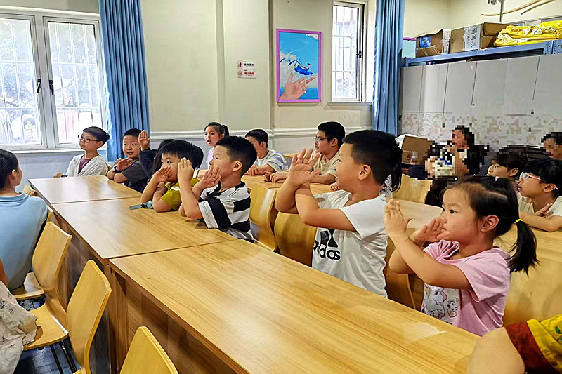 1761440039348591.jpg 江苏省南京市雨花台区开发区南奥新居社区关工委:点亮安全灯,熟记交通规(2).jpg