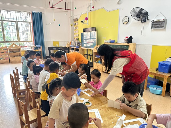 1761450929338669.jpg 10月20日,柳南区柳石街道大同社区关工小组联合辖区小红帽幼儿园开展“巧手绘文明,环保‘袋’回家”自制垃圾纸袋手工活动(黄玮玲).jpg