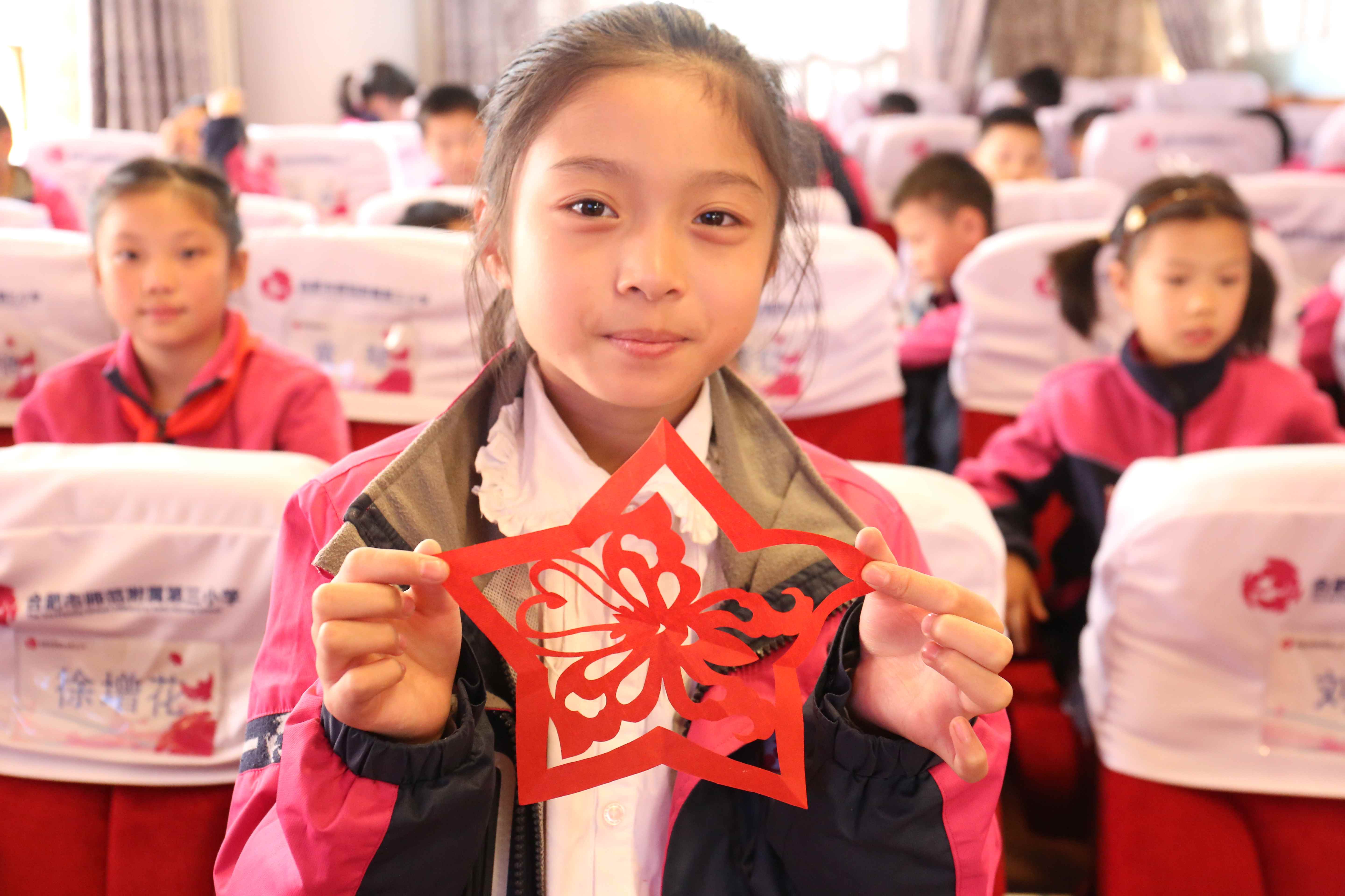 1761533601213445.jpg 学生剪纸作品_副本.jpg