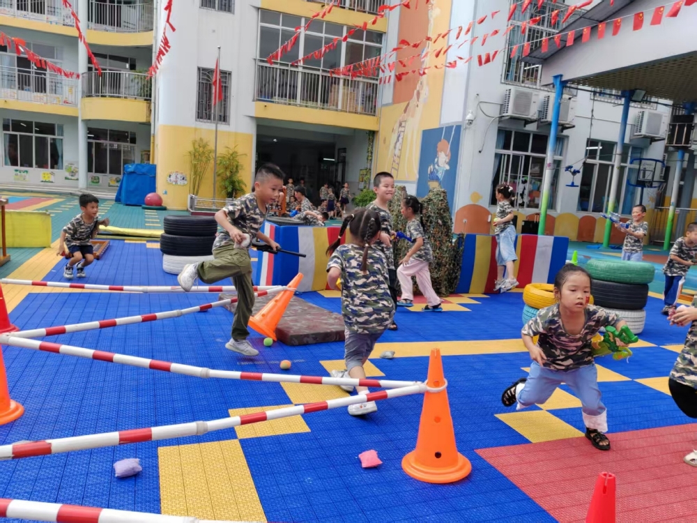 1761554163913303.jpg 10月24日,广西壮族自治区柳州市鱼峰区天湖社区关工小组联合幼儿园开展“迷彩向军梦,勇敢小小兵”抗美援朝纪念日活动4.jpg