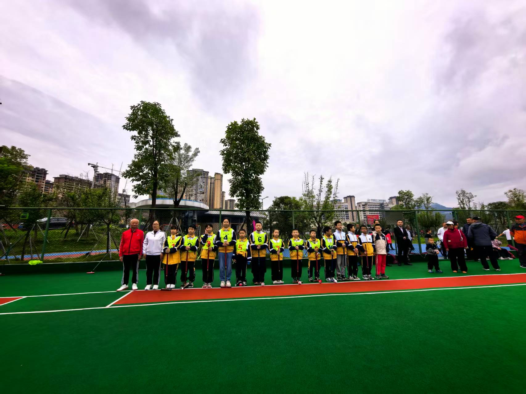 老少同场庆重阳  运动公园球飞扬（选手）.jpg