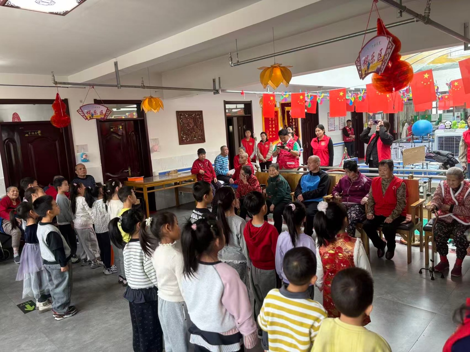 东城街道英河社区、区二幼“党建‘童’心圆，重阳敬老情”活动照片5_副本.jpg