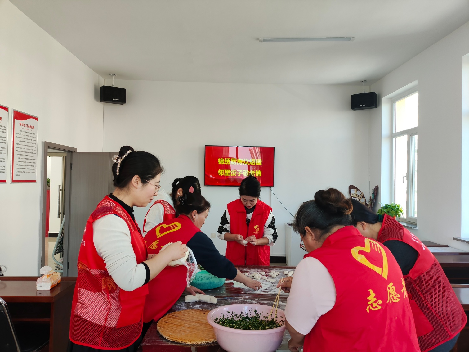 西城街道锦绣社区锦绣厨房炊烟暖 邻里饺子敬老情活动照片1_副本.jpg