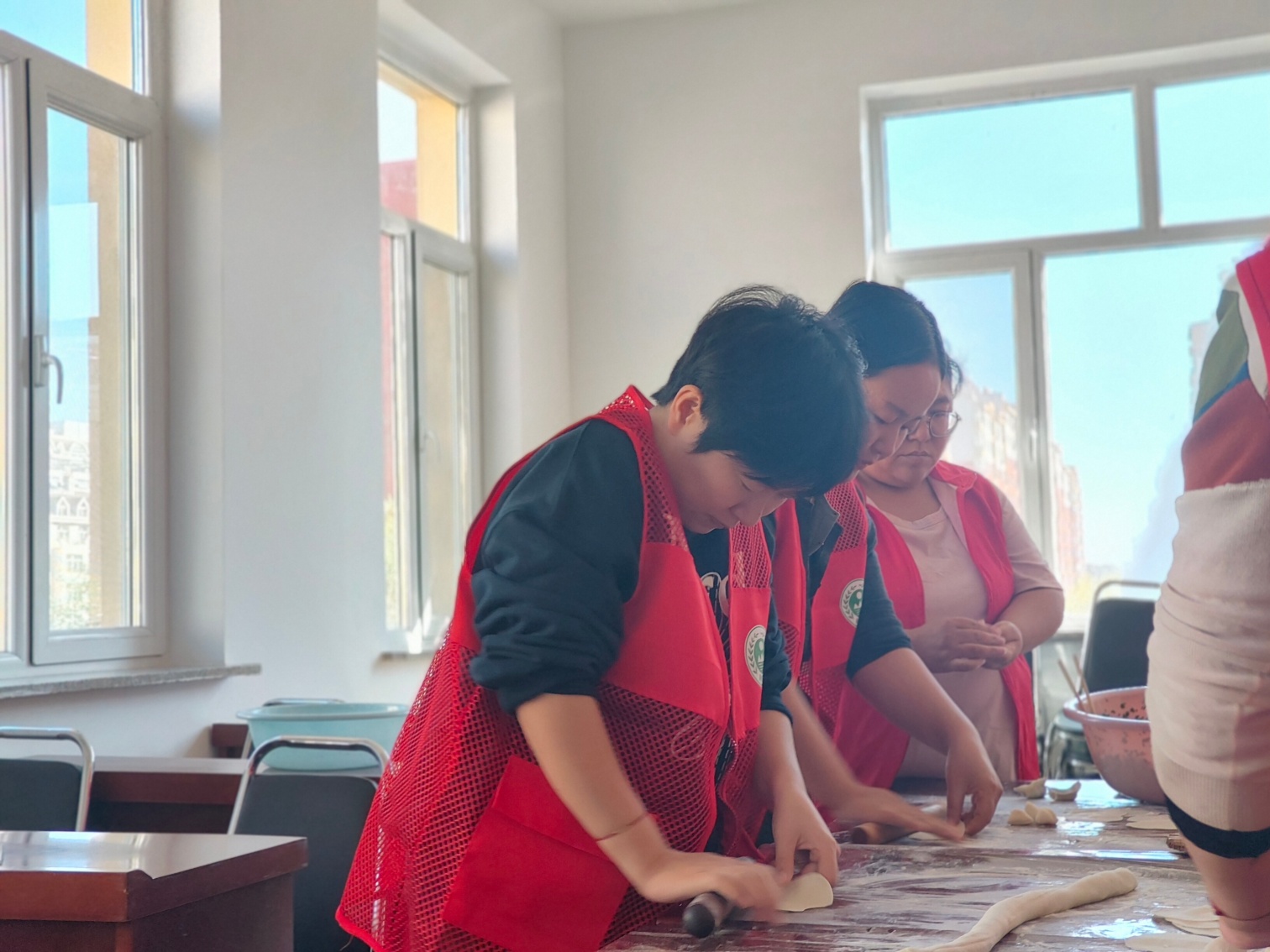 西城街道锦绣社区锦绣厨房炊烟暖 邻里饺子敬老情活动照片2_副本.jpg