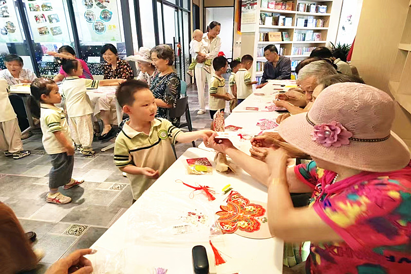 江苏省南京市玄武区玄武湖街道徐庄社区关工委：重阳庆生暖人心， 老少携手共传承 (1).jpg