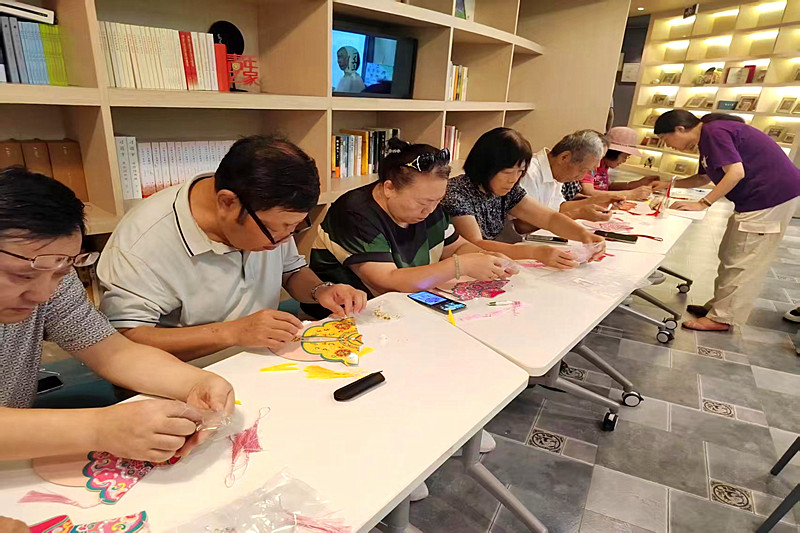 江苏省南京市玄武区玄武湖街道徐庄社区关工委：重阳庆生暖人心， 老少携手共传承 (3).jpg