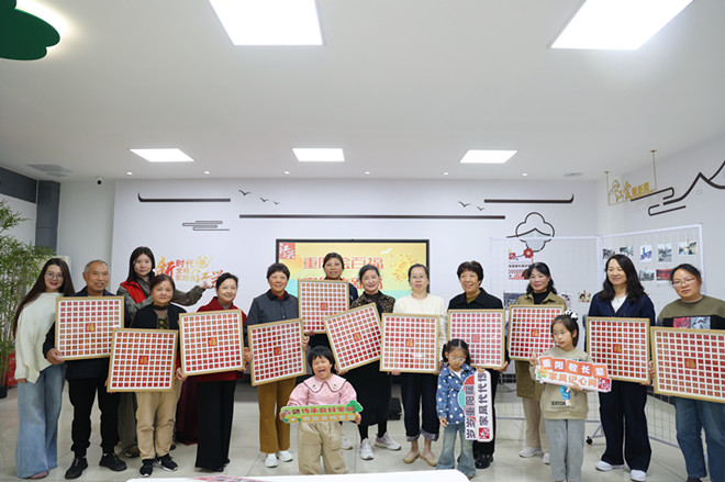 1761637240700678.jpg 【江陵街道】江兴社区:老少同乐绘百福 孝亲新风暖重阳.jpg