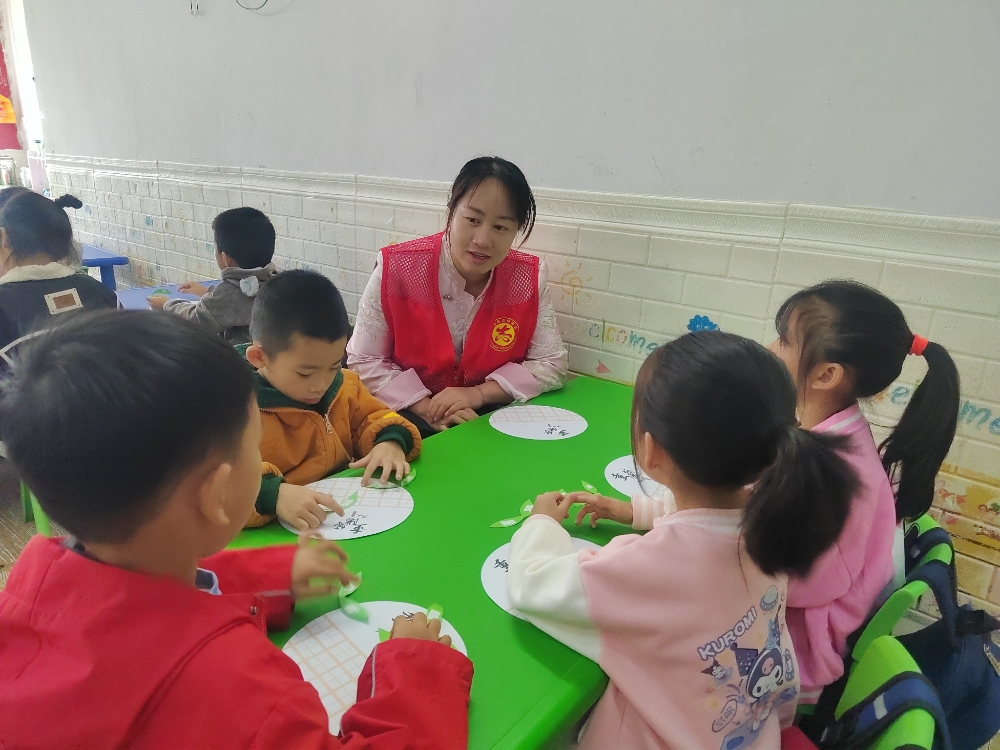 1761645101683111.jpg 10月28日,广西柳州市鱼峰区蟠龙社区关工小组联合辖区幼儿园开展“童心敬老,情暖重阳”创意寿桃手工活动。1.jpg