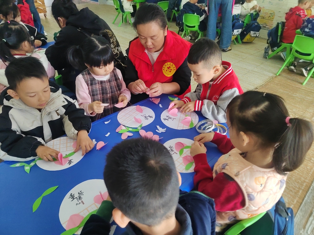 1761645119274775.jpg 10月28日,广西柳州市鱼峰区蟠龙社区关工小组联合辖区幼儿园开展“童心敬老,情暖重阳”创意寿桃手工活动。2.jpg
