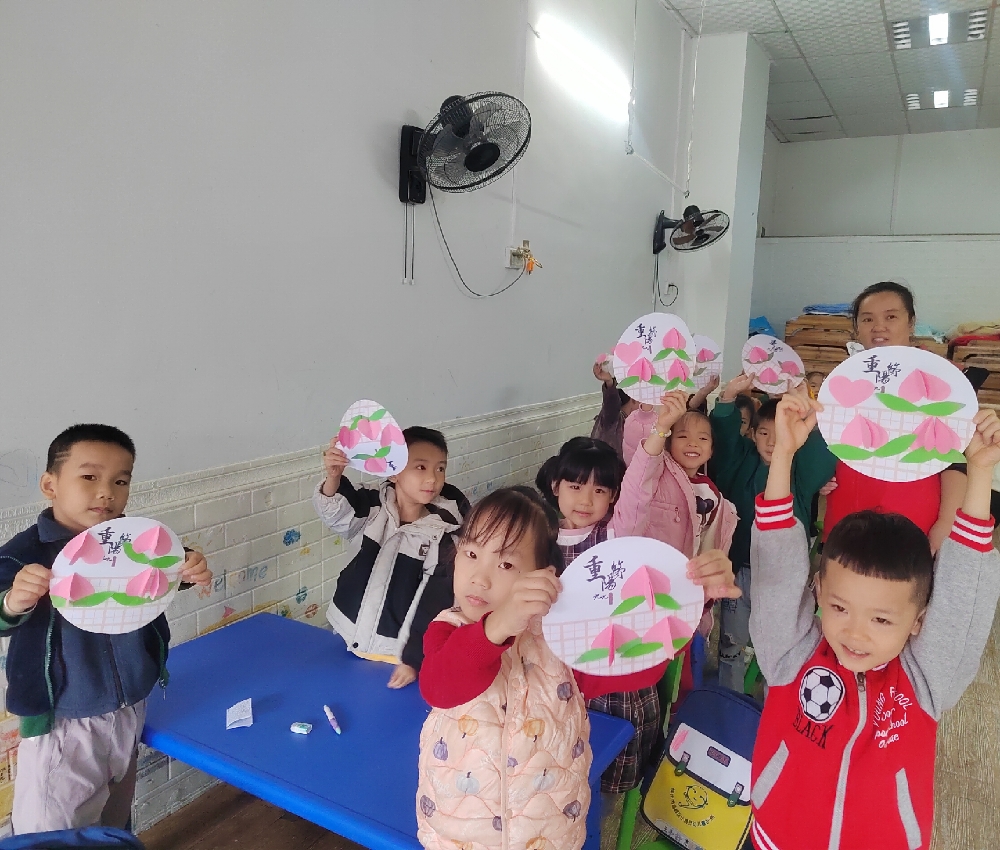 1761645127920724.jpg 10月28日,广西柳州市鱼峰区蟠龙社区关工小组联合辖区幼儿园开展“童心敬老,情暖重阳”创意寿桃手工活动。3.jpg