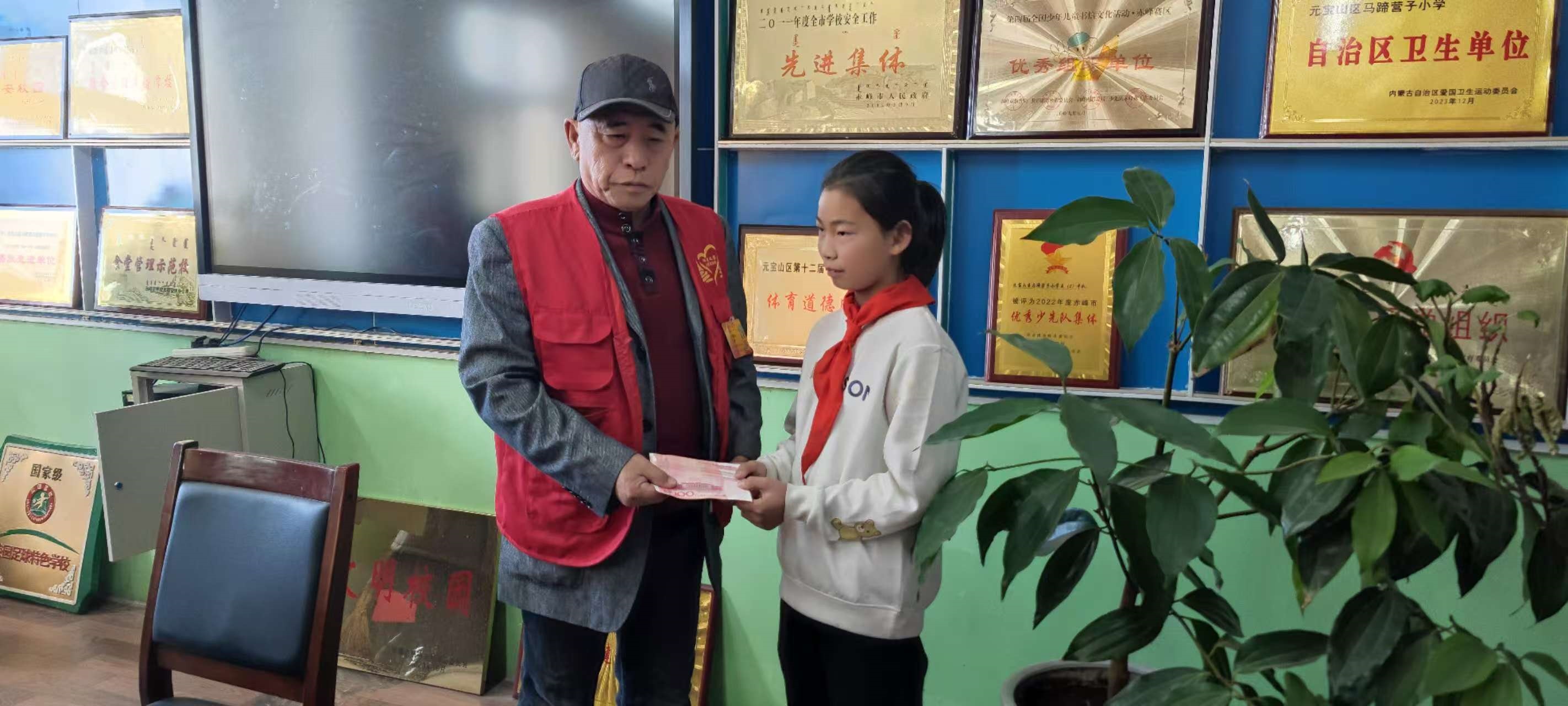 马蹄营子学校“暖心助学行  阳光递温暖”迎来阳光之家志愿者助学活动照片5_副本.jpg