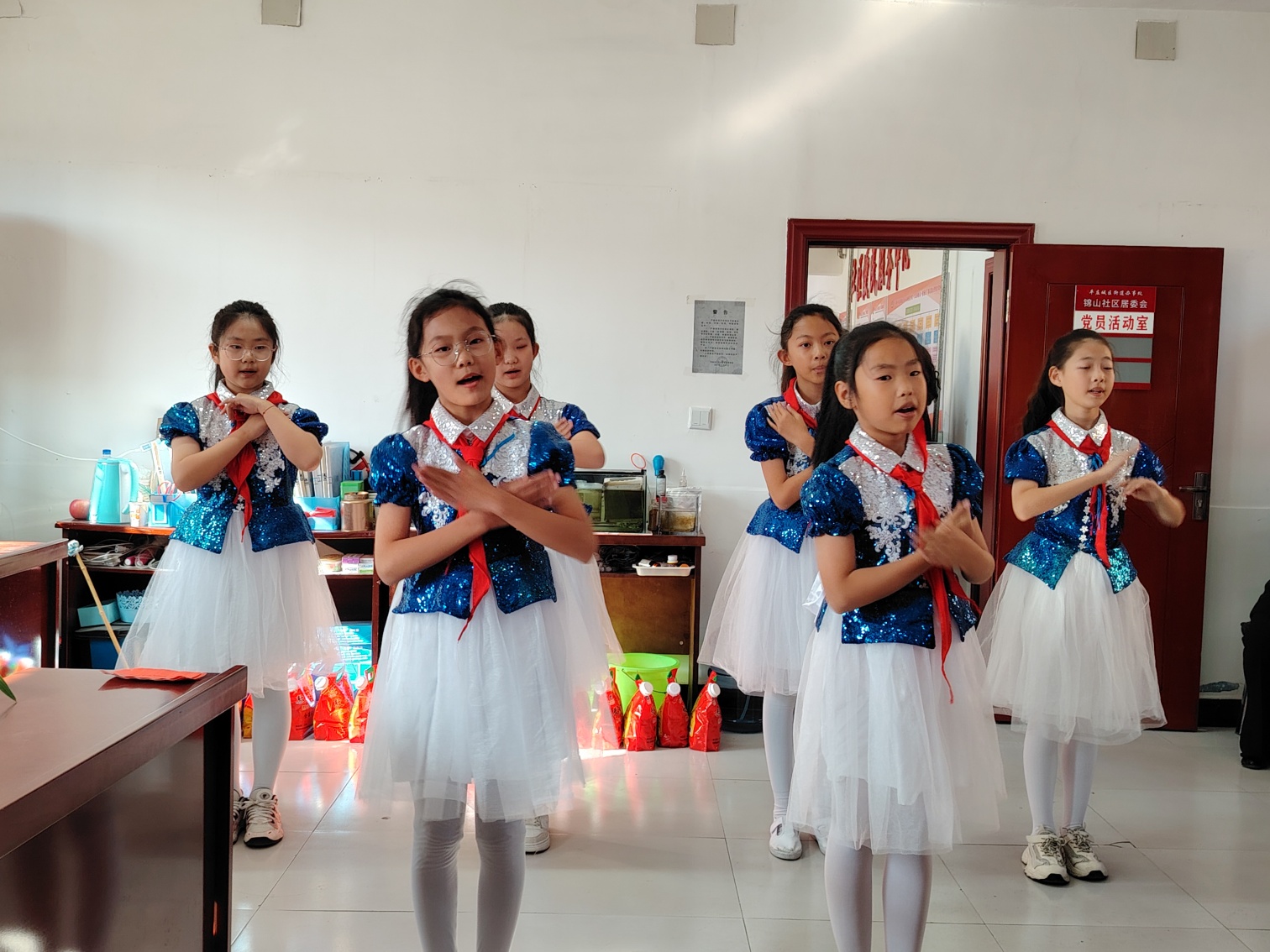 平矿二小“九九重阳暖  敬老传美德”活动照片8_副本.jpg