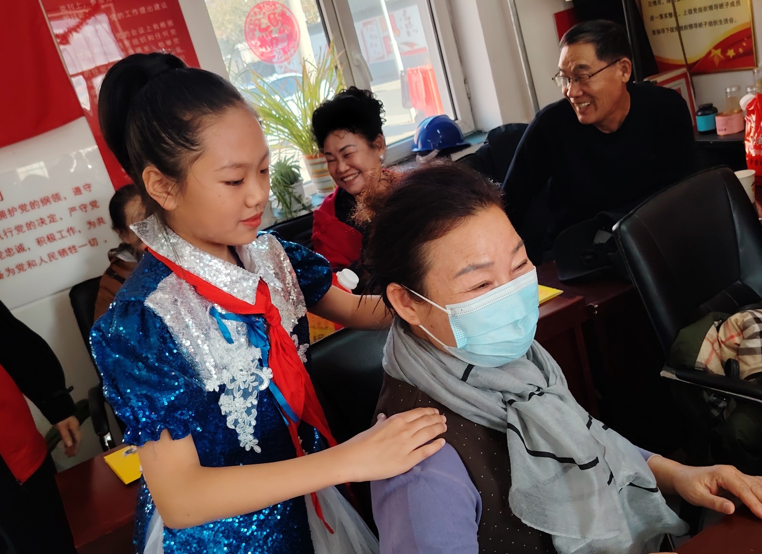 平矿二小“九九重阳暖  敬老传美德”活动照片6_副本.jpg