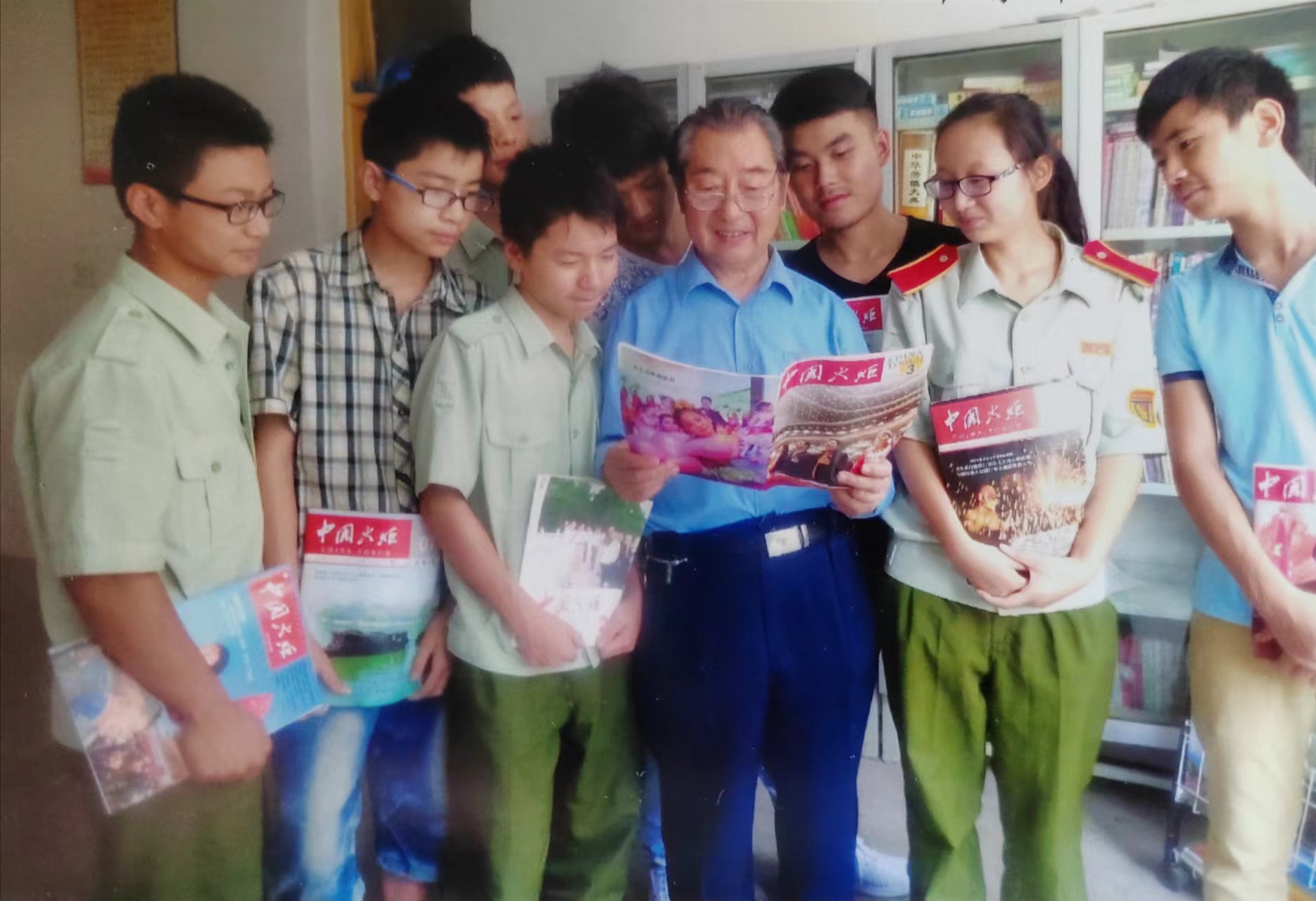 1761705662854368.jpg “五老”与学生阅读《中国火炬》。.jpg