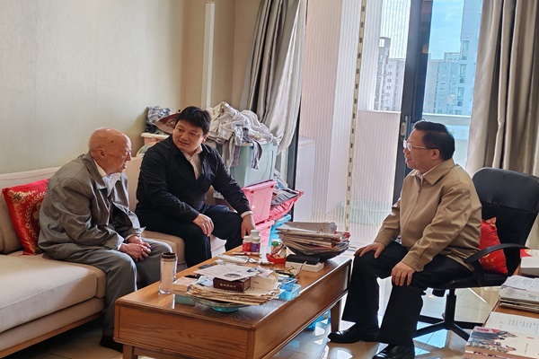 1761791473980057.jpg 走访杨自中1.jpg