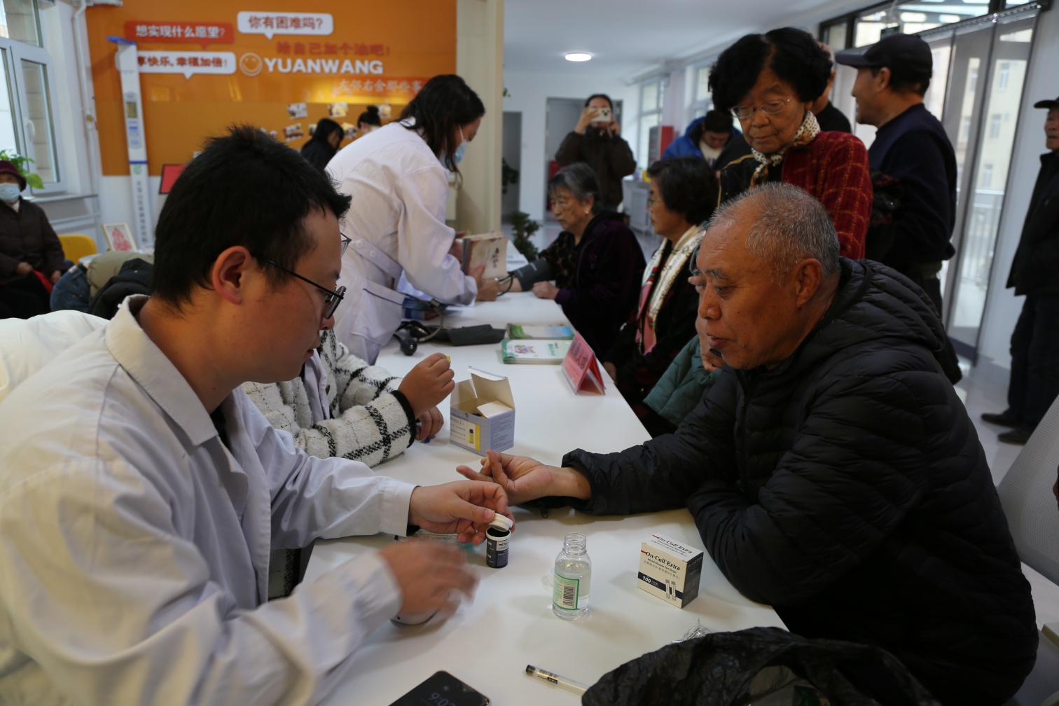 东城街道新华社区、草原蓝哈达协会关工委“重阳暖意润银龄  关工委守护夕阳红”活动照片1_副本.jpg