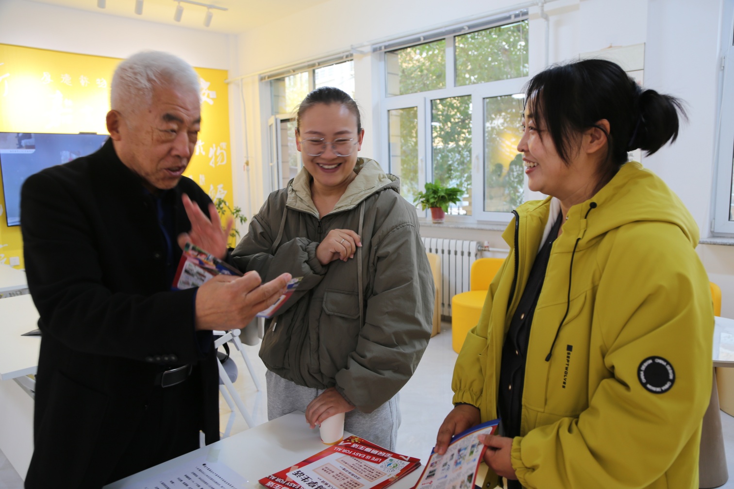 东城街道新华社区、草原蓝哈达协会关工委“重阳暖意润银龄  关工委守护夕阳红”活动照片3_副本.jpg