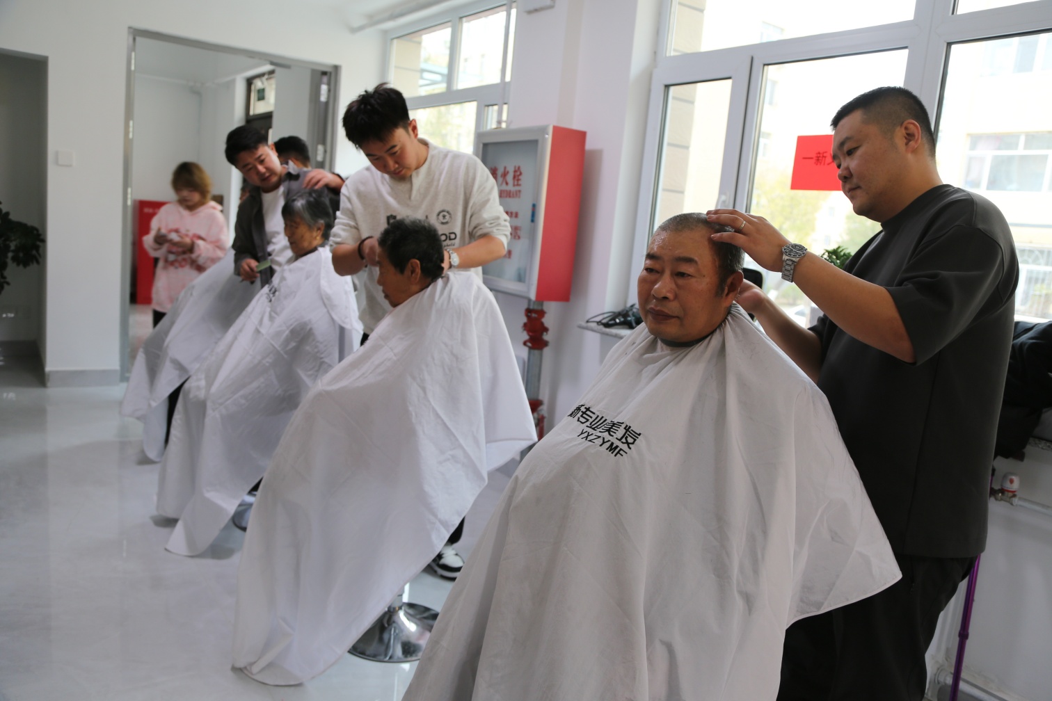 东城街道新华社区、草原蓝哈达协会关工委“重阳暖意润银龄  关工委守护夕阳红”活动照片2_副本.jpg