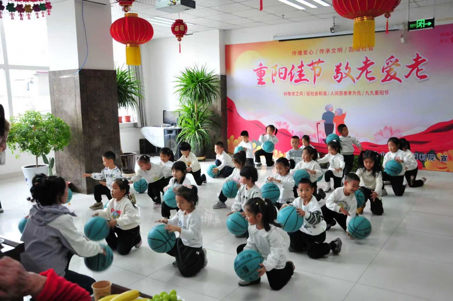 区第六幼儿园  党建引领聚合力,童心社区敬长辈  活动照片12_副本.jpg