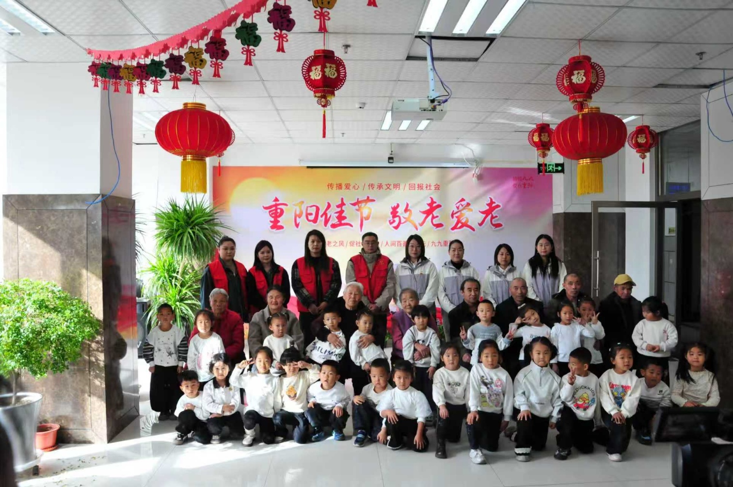 区第六幼儿园  党建引领聚合力,童心社区敬长辈  活动照片1_副本.jpg