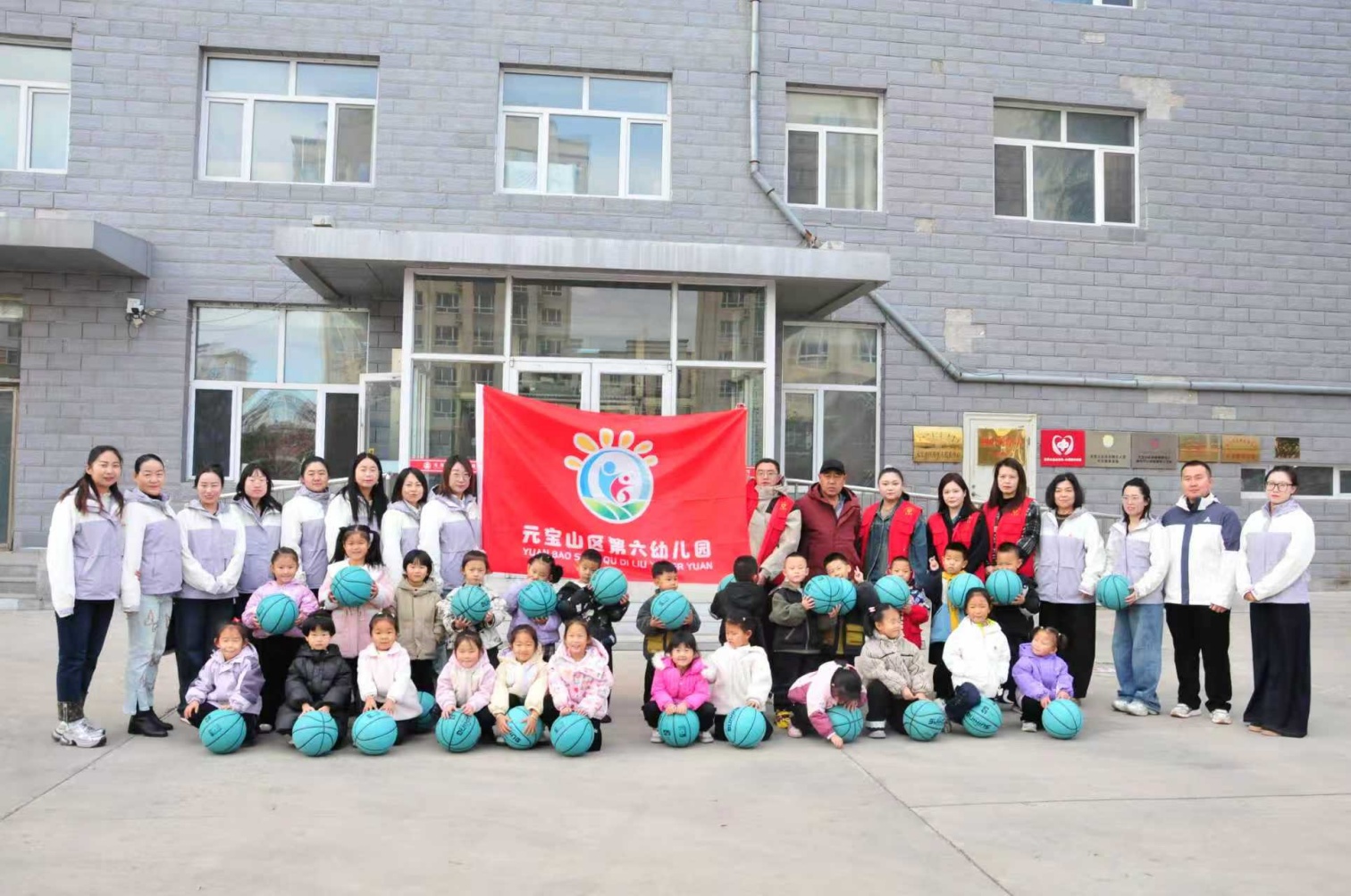 区第六幼儿园  党建引领聚合力,童心社区敬长辈  活动照片20_副本.jpg