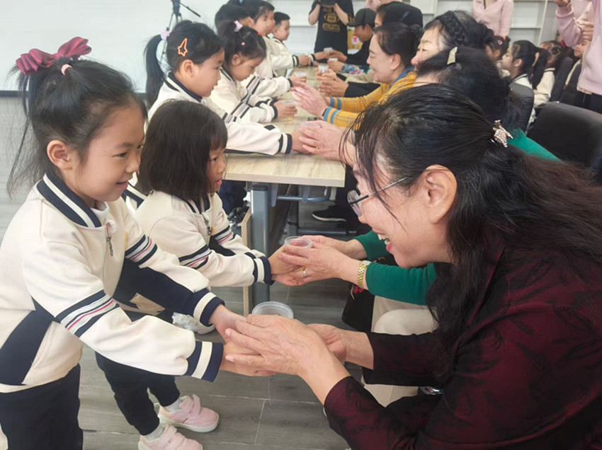 西城街道紫辰社区“童声颂重阳 爱满社区家”重阳节活动照片3_副本.jpg