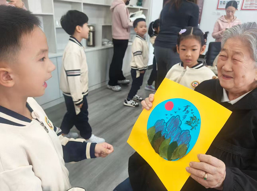 西城街道紫辰社区“童声颂重阳 爱满社区家”重阳节活动照片5_副本.jpg