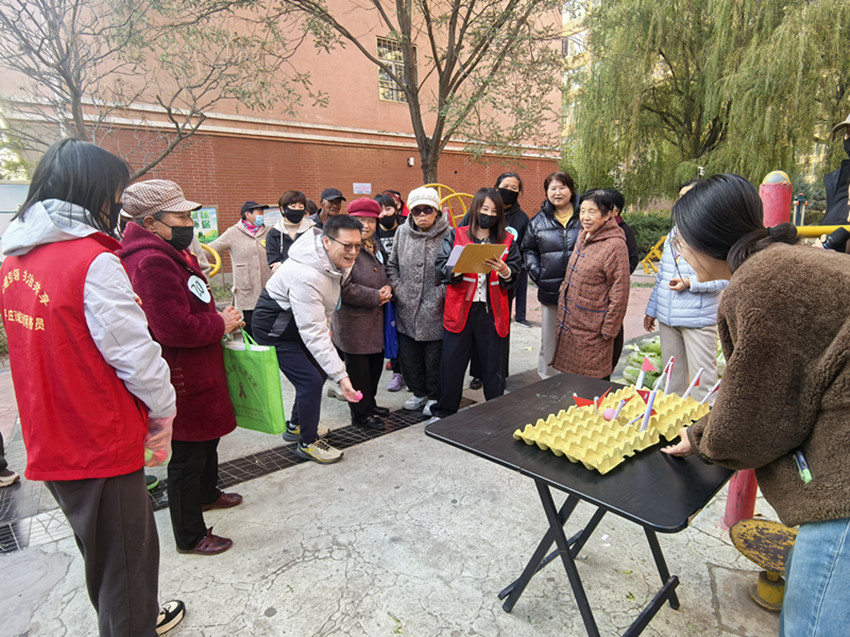 西城街道王府社区“重阳送菜暖夕阳 答题投菜乐满堂”活动照片3_副本.jpg