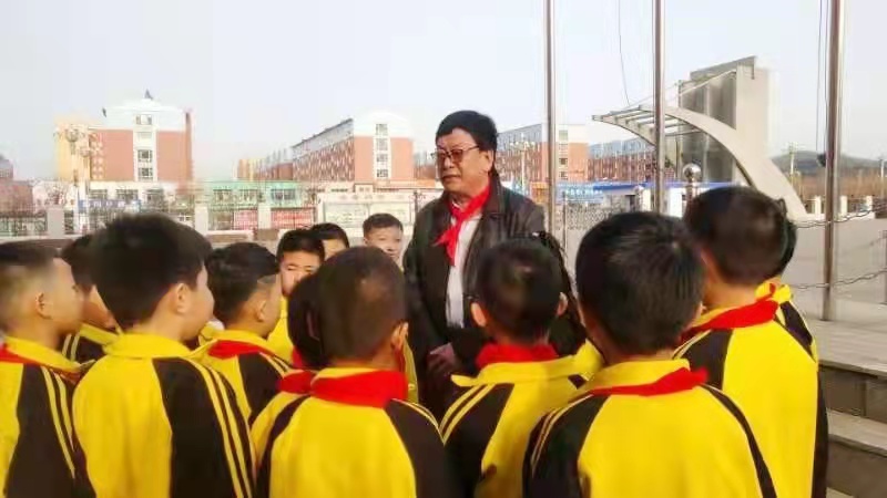 1762388322796434.jpg 司法局关工委主任姜子伟为学生讲党史故事.jpg