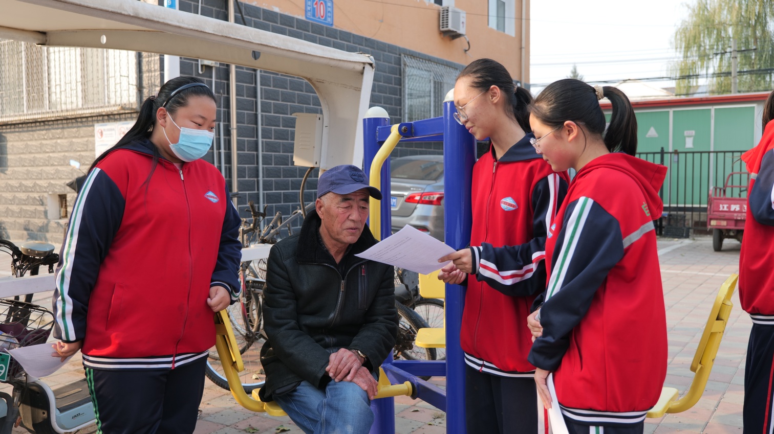 平庄城区街道、平矿中学、草原蓝哈达协会“三方联动传党音 情暖社区润民心”宣传党的二十届四中全会精神照片2_副本.jpg