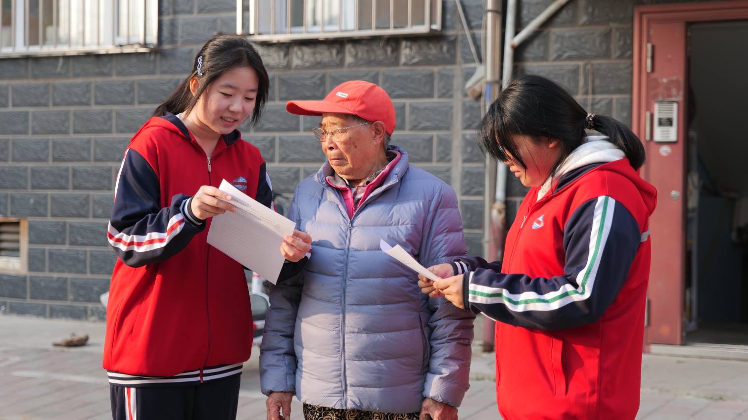 平庄城区街道、平矿中学、草原蓝哈达协会“三方联动传党音 情暖社区润民心”宣传党的二十届四中全会精神照片1_副本.jpg