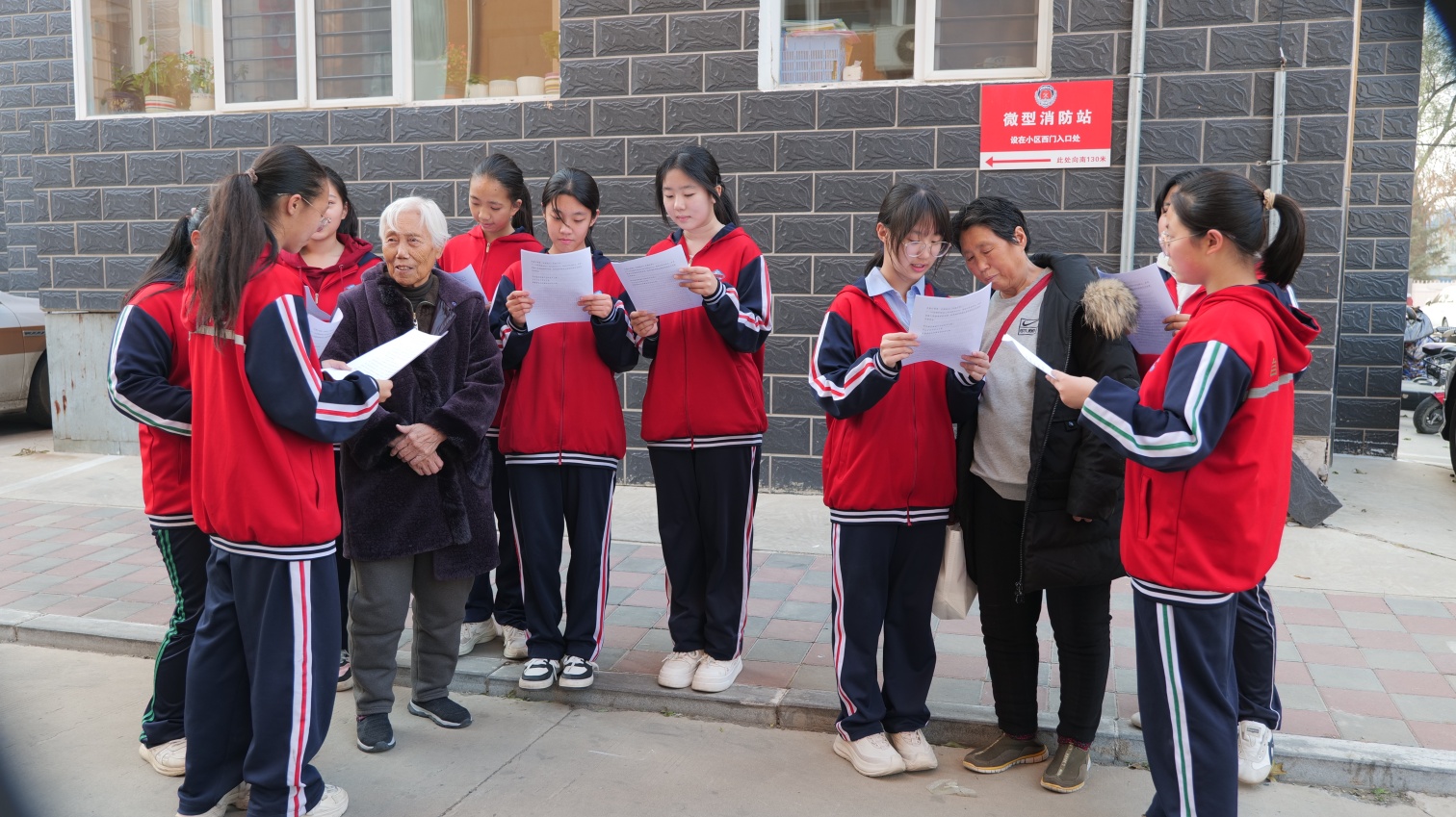 平庄城区街道、平矿中学、草原蓝哈达协会“三方联动传党音 情暖社区润民心”宣传党的二十届四中全会精神照片4_副本.jpg