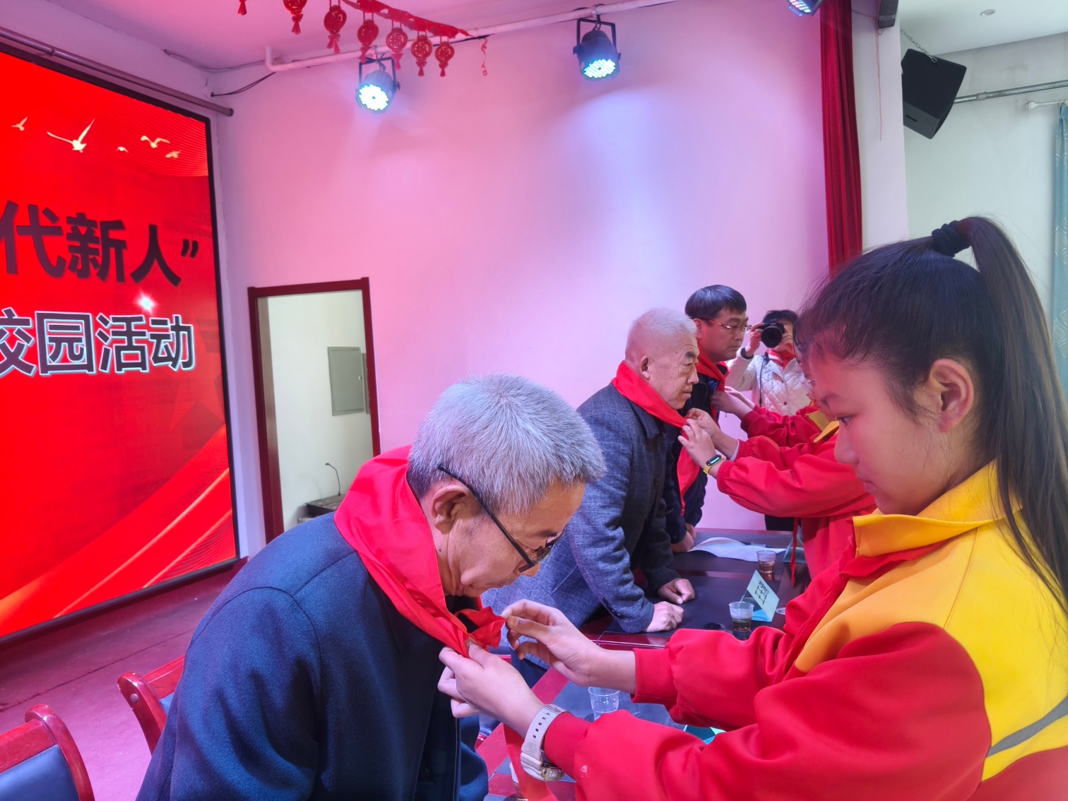 元宝山矿区小学“忆抗战岁月 育时代新人”“五老”进校园讲述红色故事活动照片3_副本.jpg