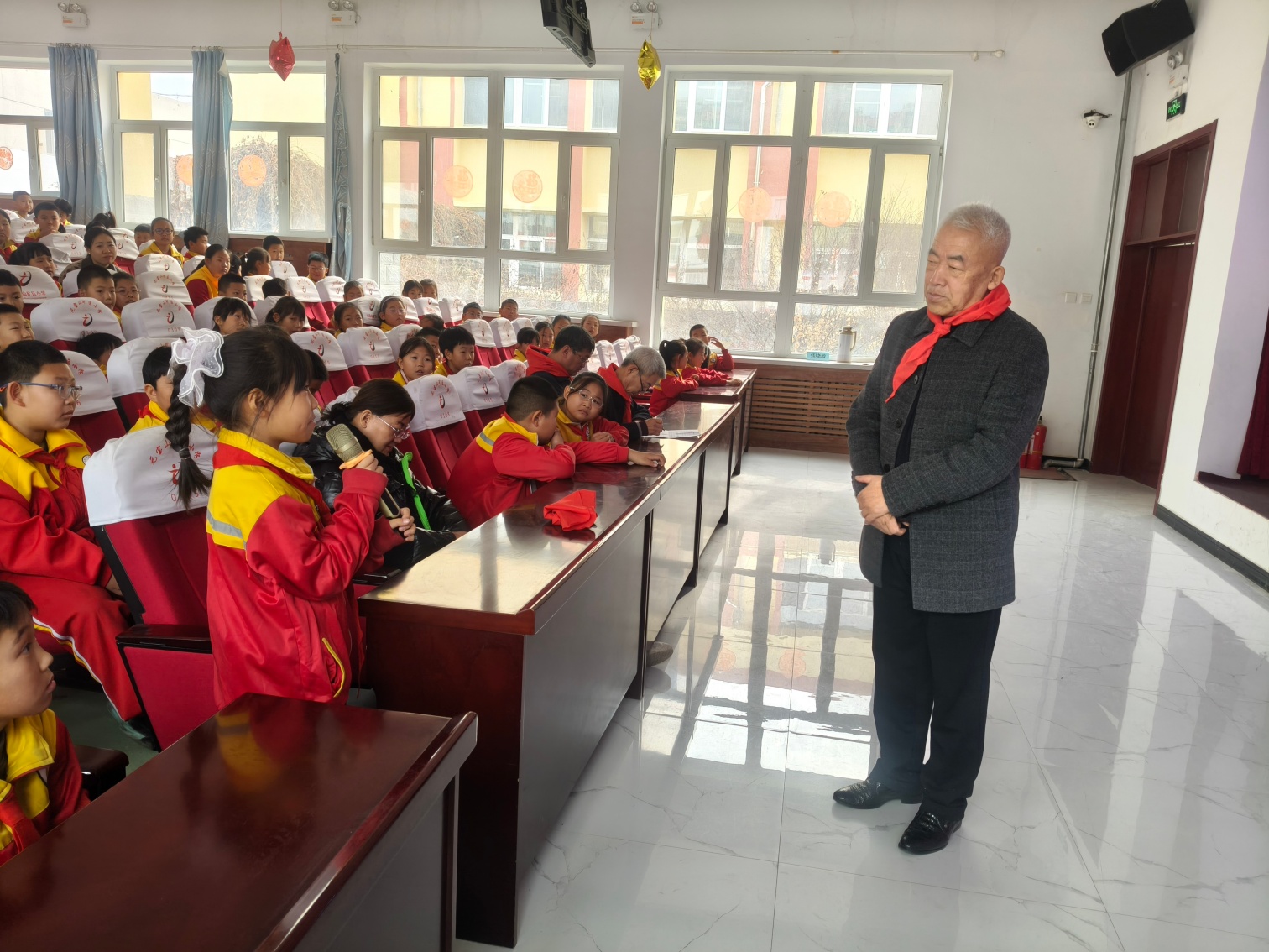 元宝山矿区小学“忆抗战岁月 育时代新人”“五老”进校园讲述红色故事活动照片11_副本.jpg