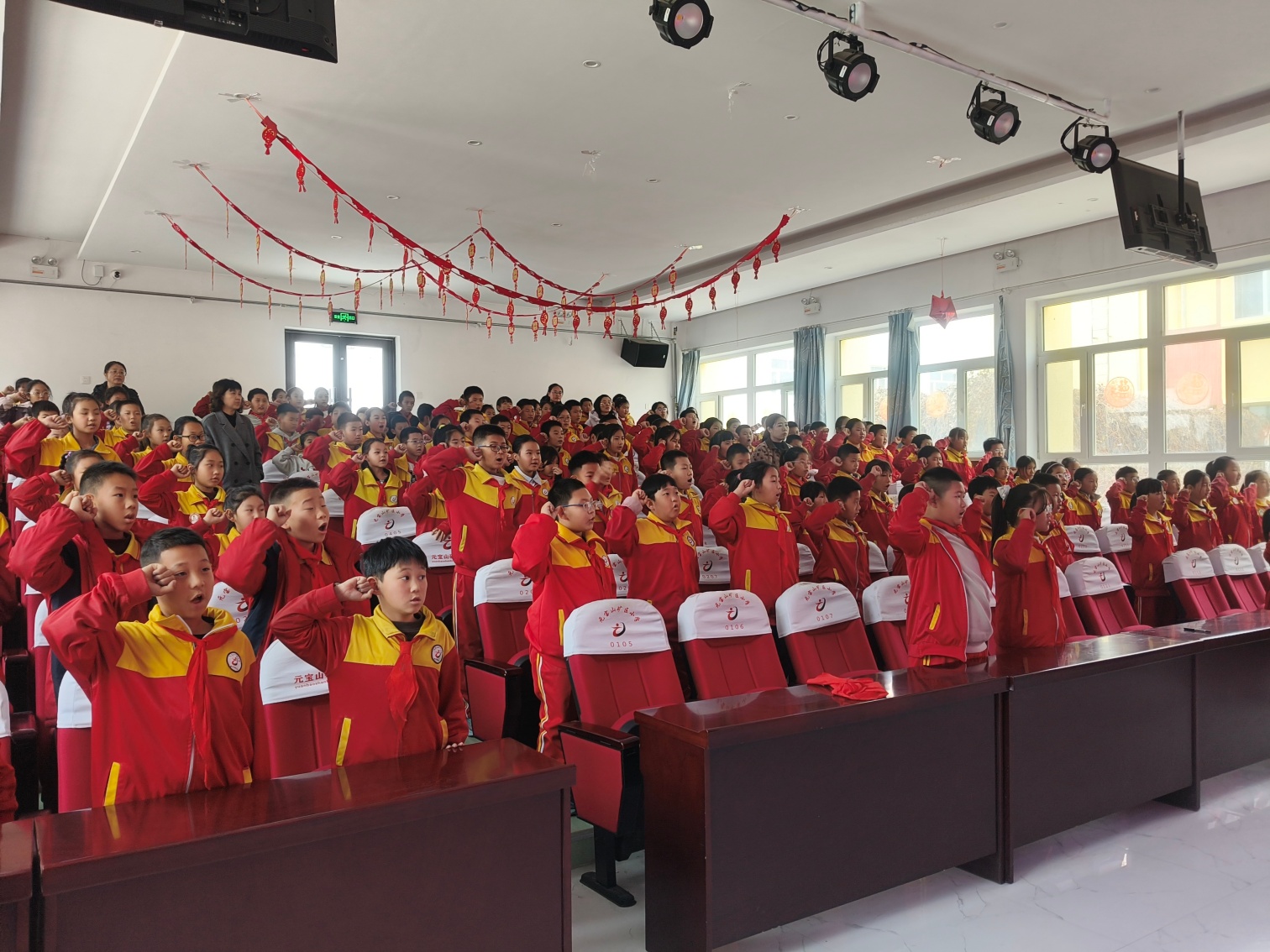 元宝山矿区小学“忆抗战岁月 育时代新人”“五老”进校园讲述红色故事活动照片17_副本.jpg