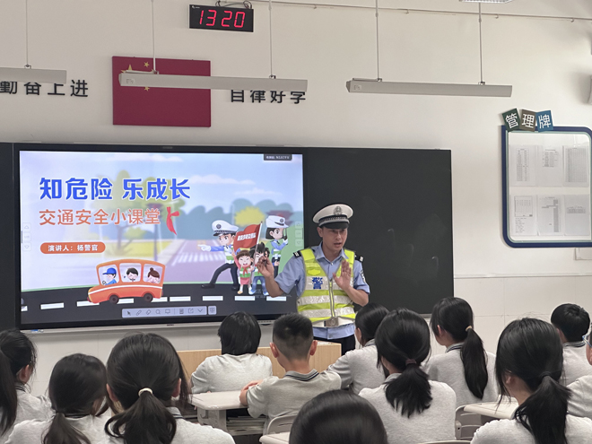 1762755914806759.jpg 第二段:开学第一课(交通安全)2=.jpg