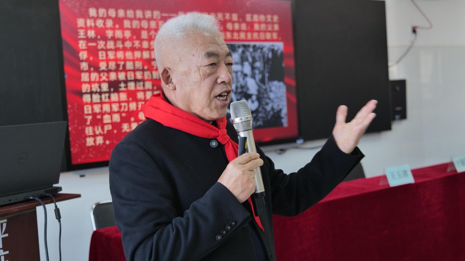 平矿一小“一张老照片 一曲拍手歌 一堂爱国课”红色故事活动照片2_副本.jpg