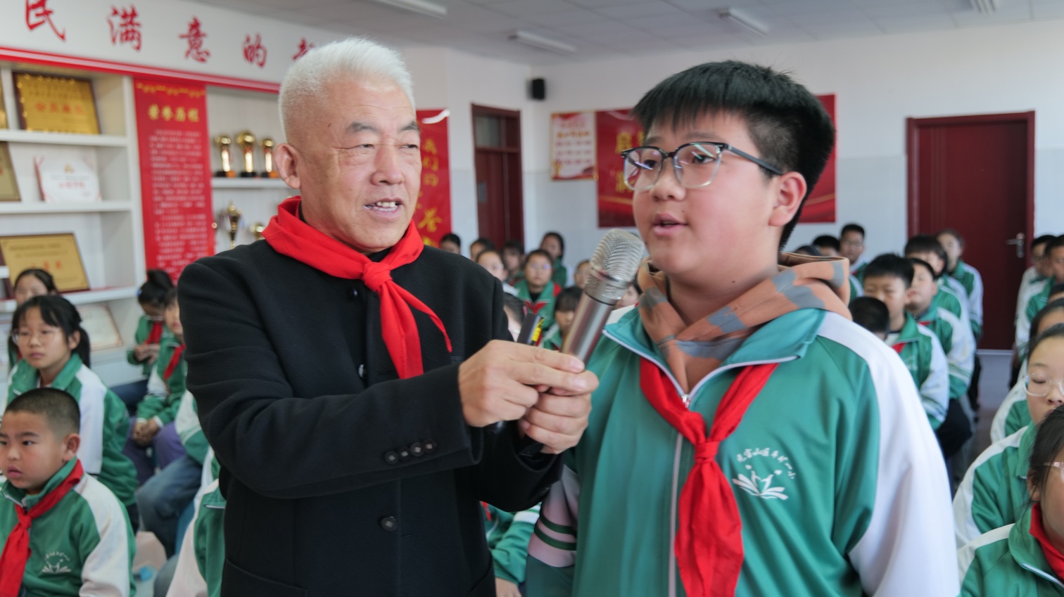 平矿一小“忆英雄 传薪火 育童心”“五老”进校园宣讲活动照片4_副本.jpg